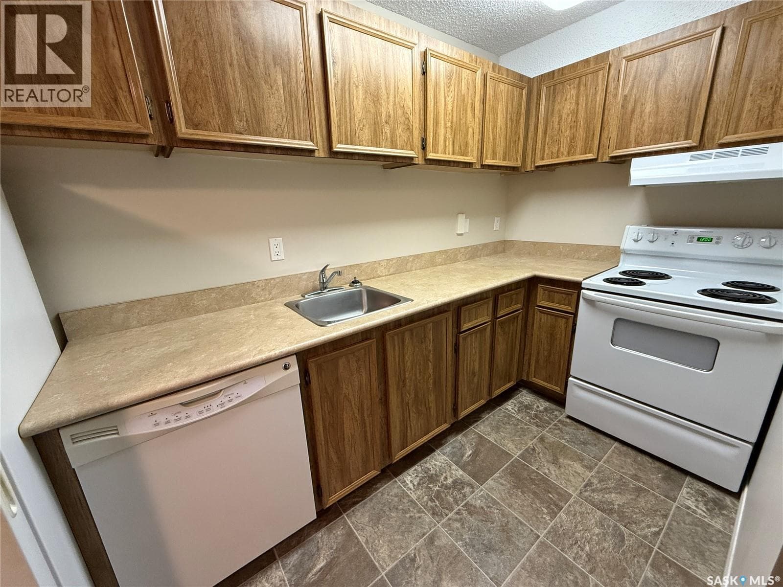 207 1832 Eaglesham AVENUE — photo 3