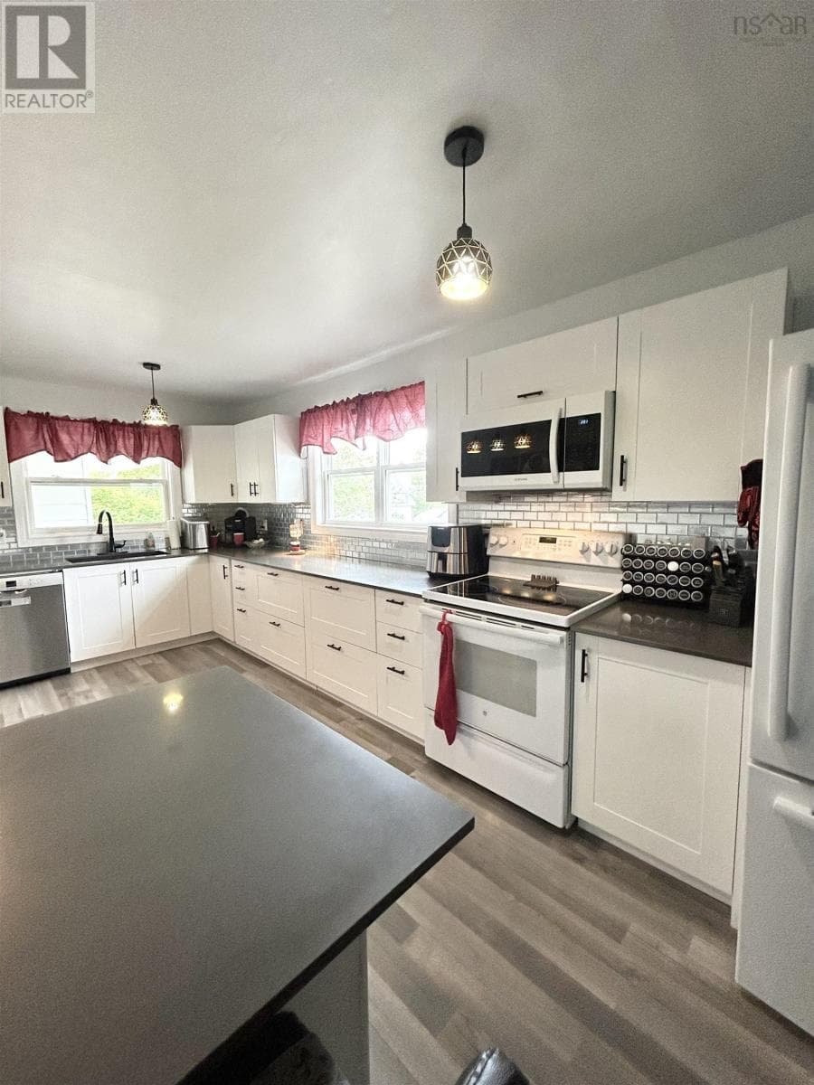 8 SMITH AVENUE — photo 2