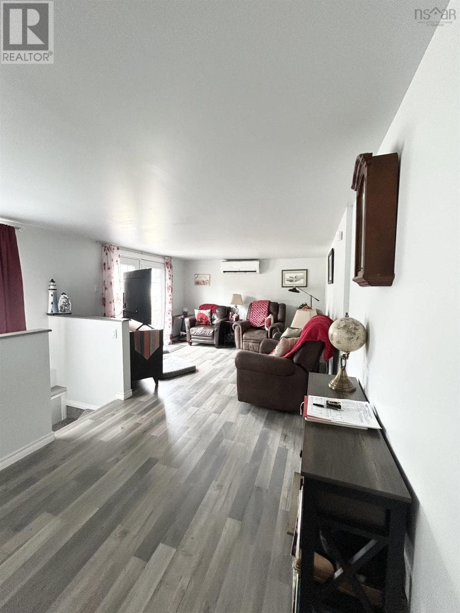 8 SMITH AVENUE — photo 3
