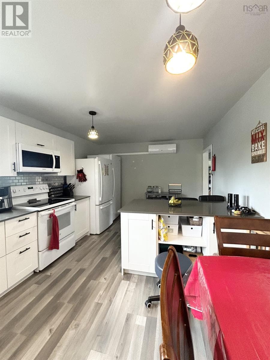 8 SMITH AVENUE — photo 4