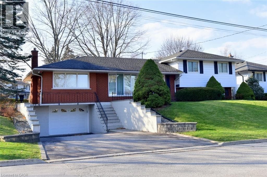 23 LYNNDALE DRIVE in Highland Hills West
