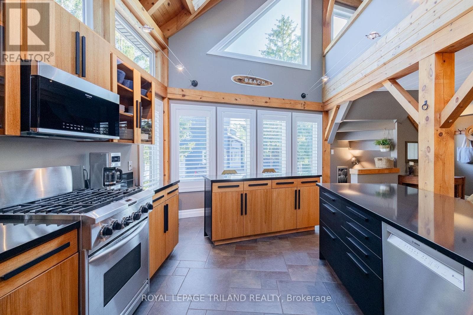 42 LAKESIDE CIRCLE — photo 2