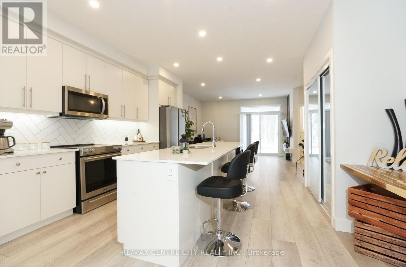 6 - 925 DEVERON CRESCENT — photo 2