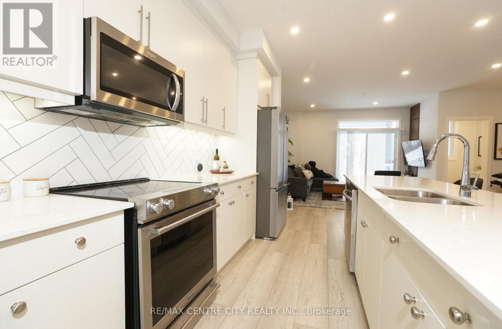 6 - 925 DEVERON CRESCENT — photo 3