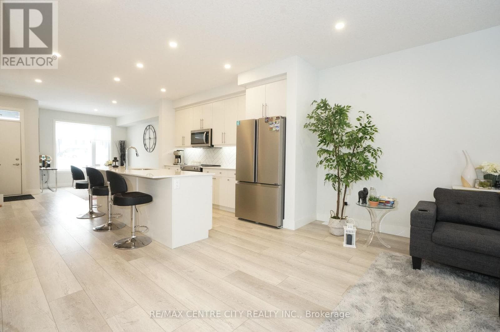6 - 925 DEVERON CRESCENT — photo 4