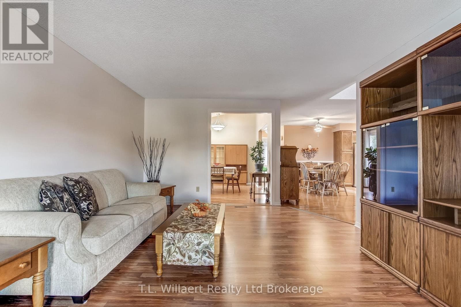 62 EDWIN CRESCENT — photo 3