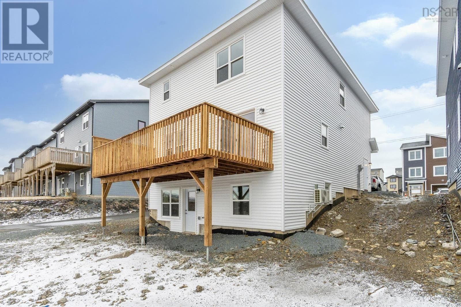 127 FLATROCK CRESCENT — photo 4