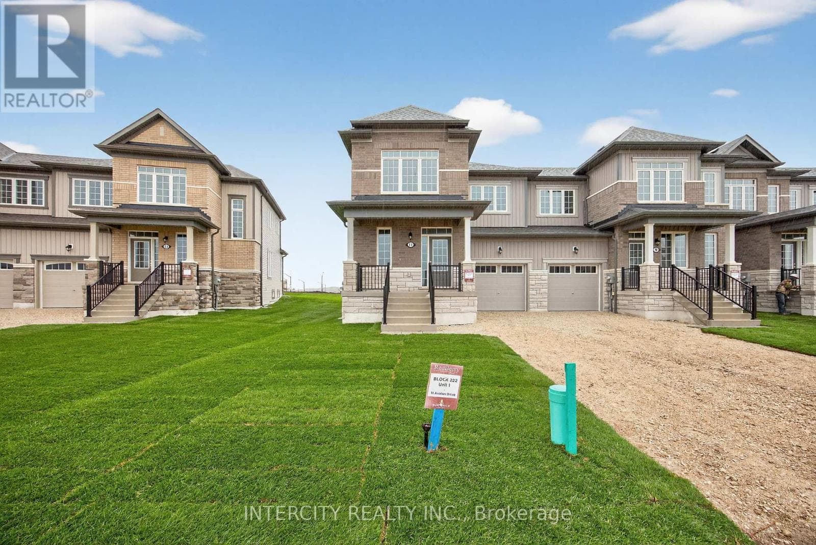 11 AVALON DRIVE, Toronto — photo 2
