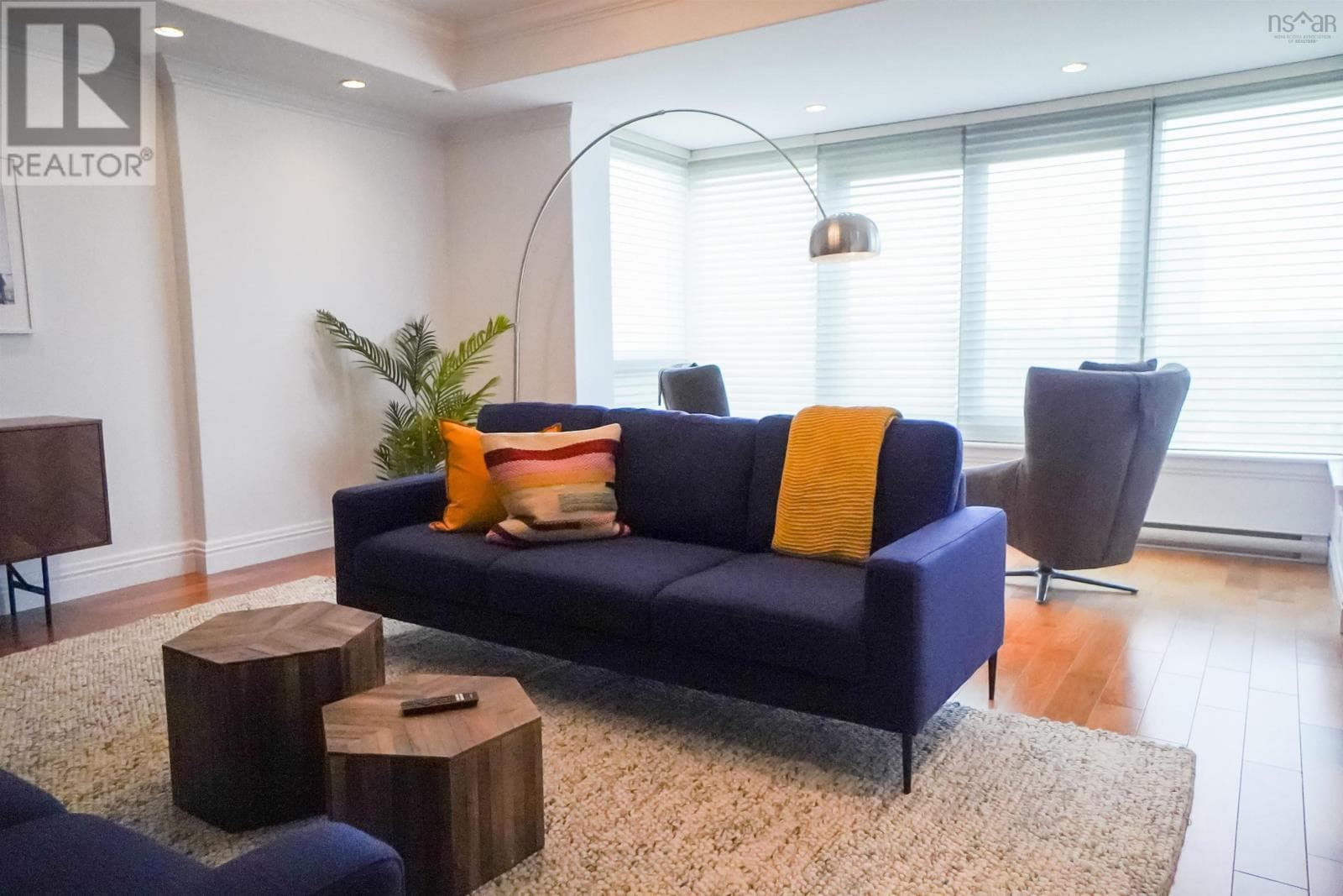 1002 1445 South Park Street — photo 4