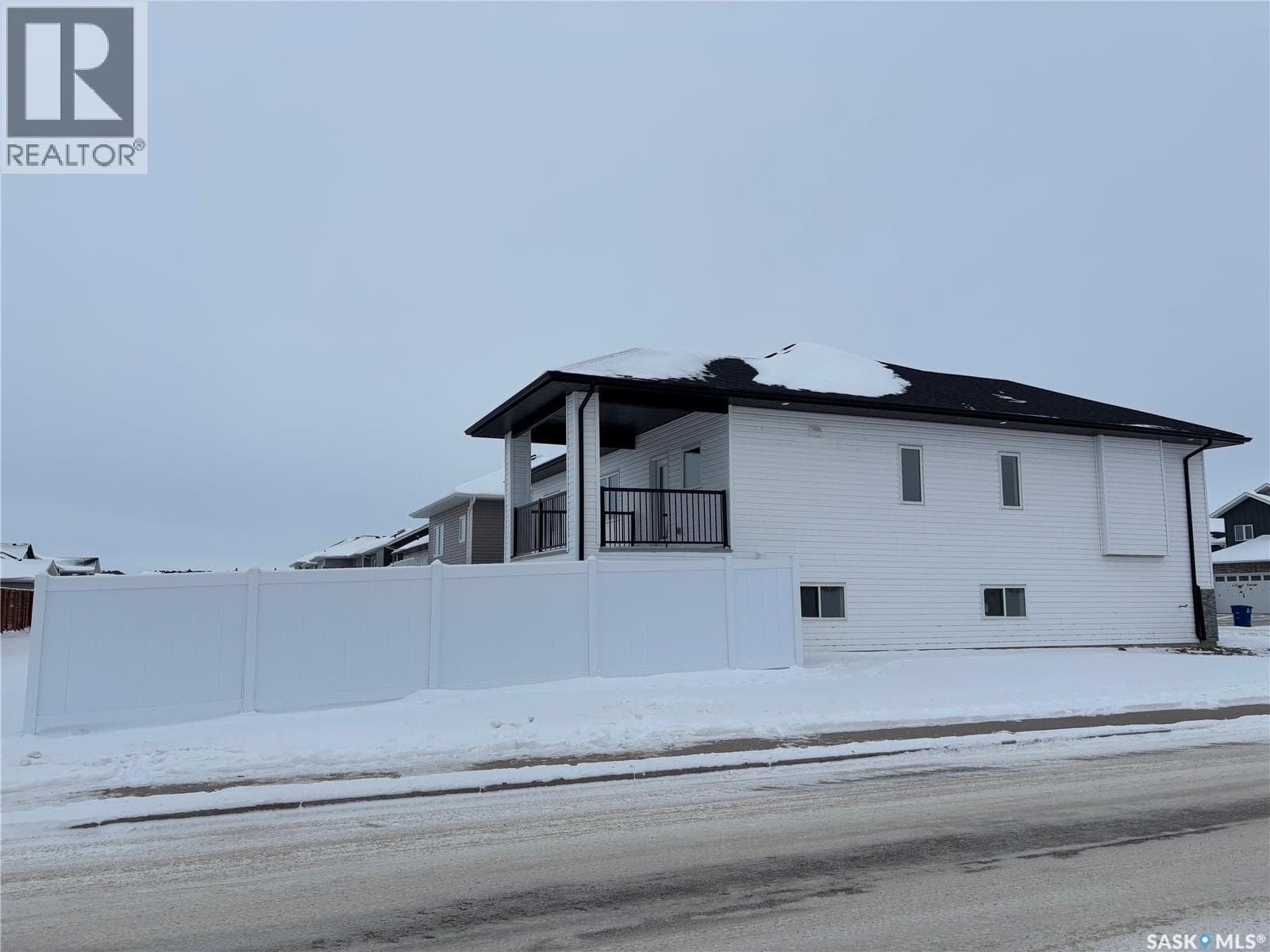 602 WEIR CRESCENT — photo 2