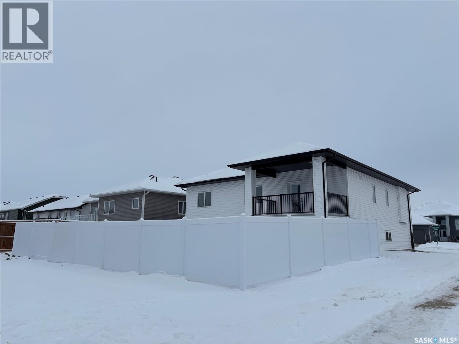 602 WEIR CRESCENT — photo 3