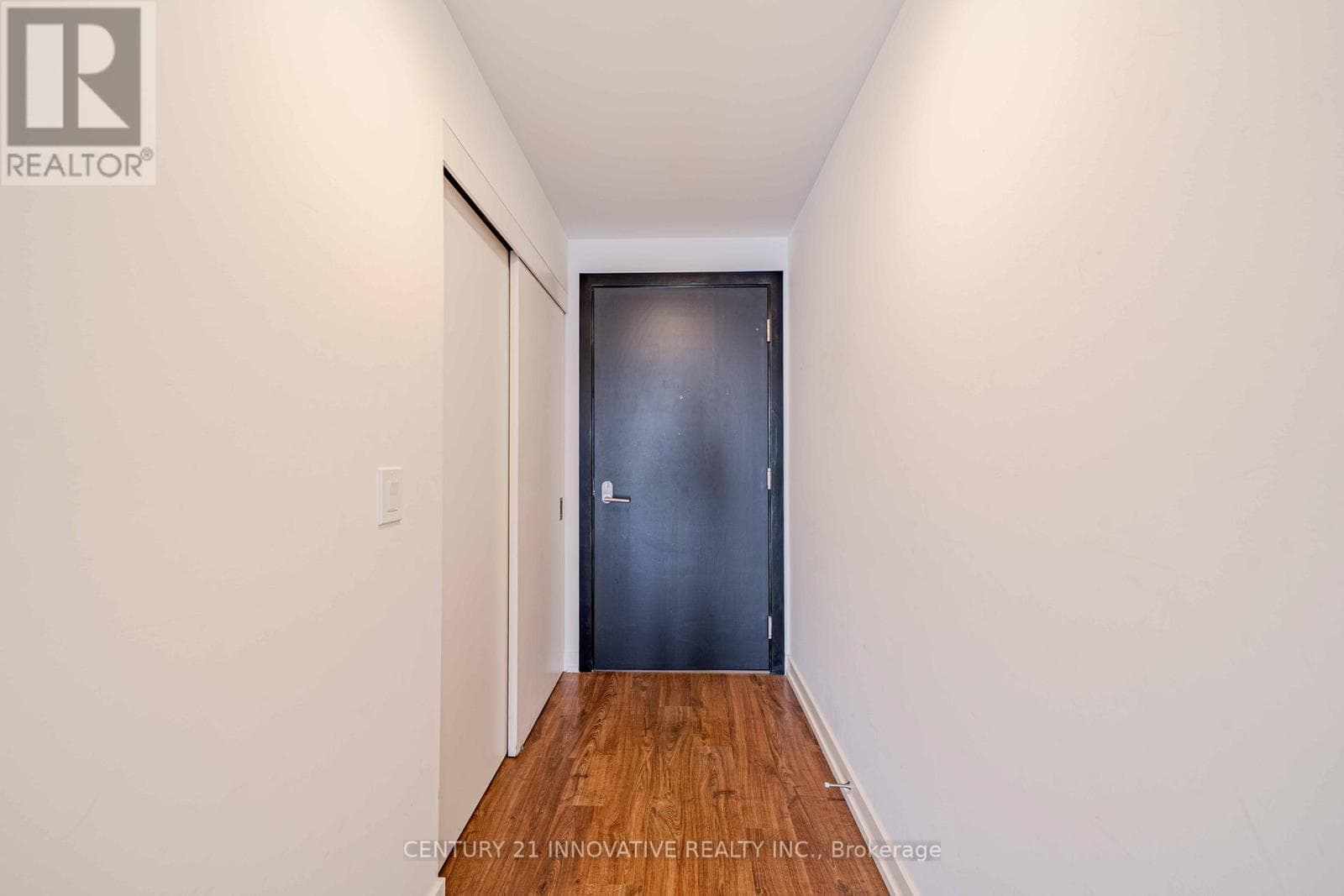 1005 - 15 WELLINGTON STREET S — photo 2