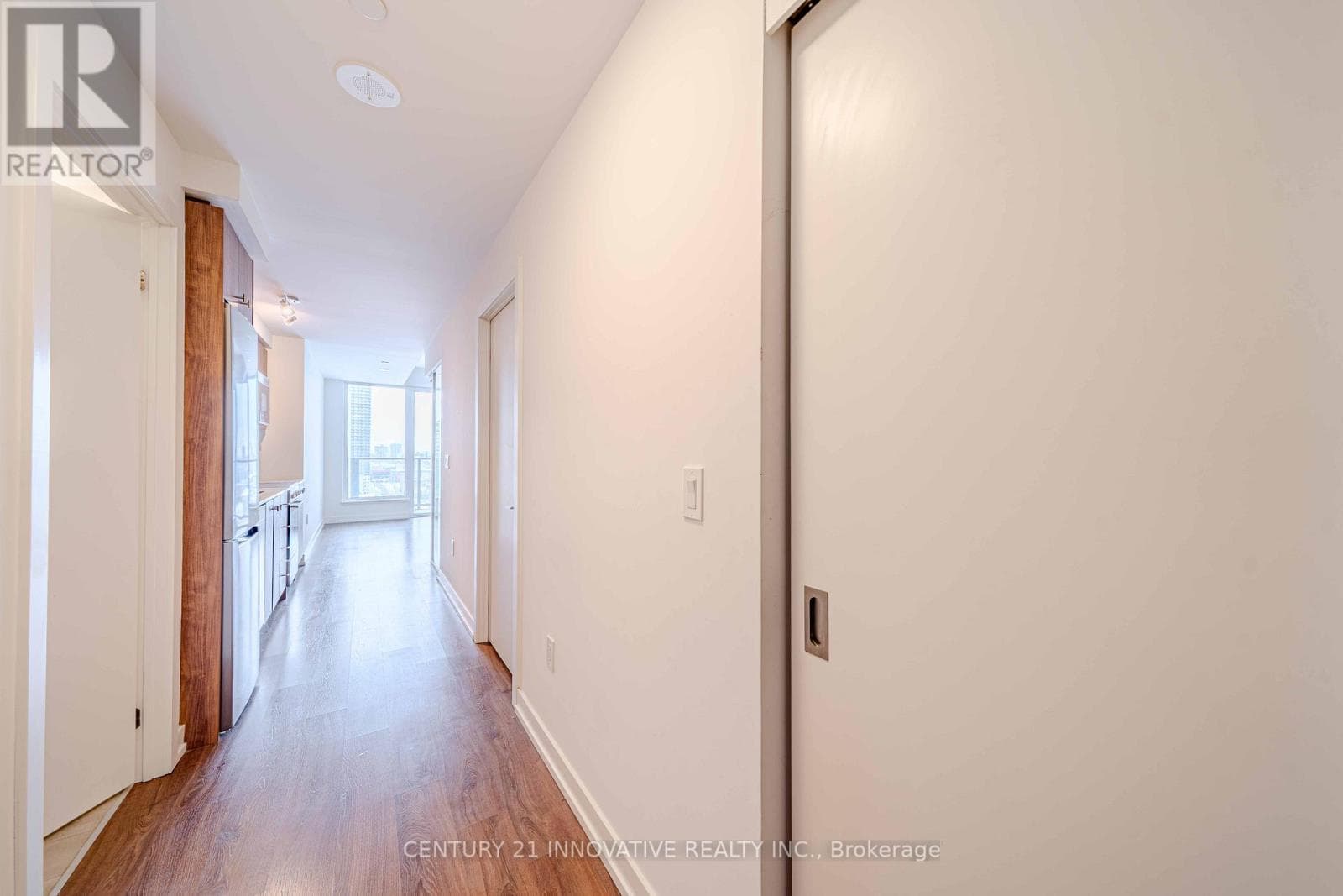 1005 - 15 WELLINGTON STREET S — photo 3