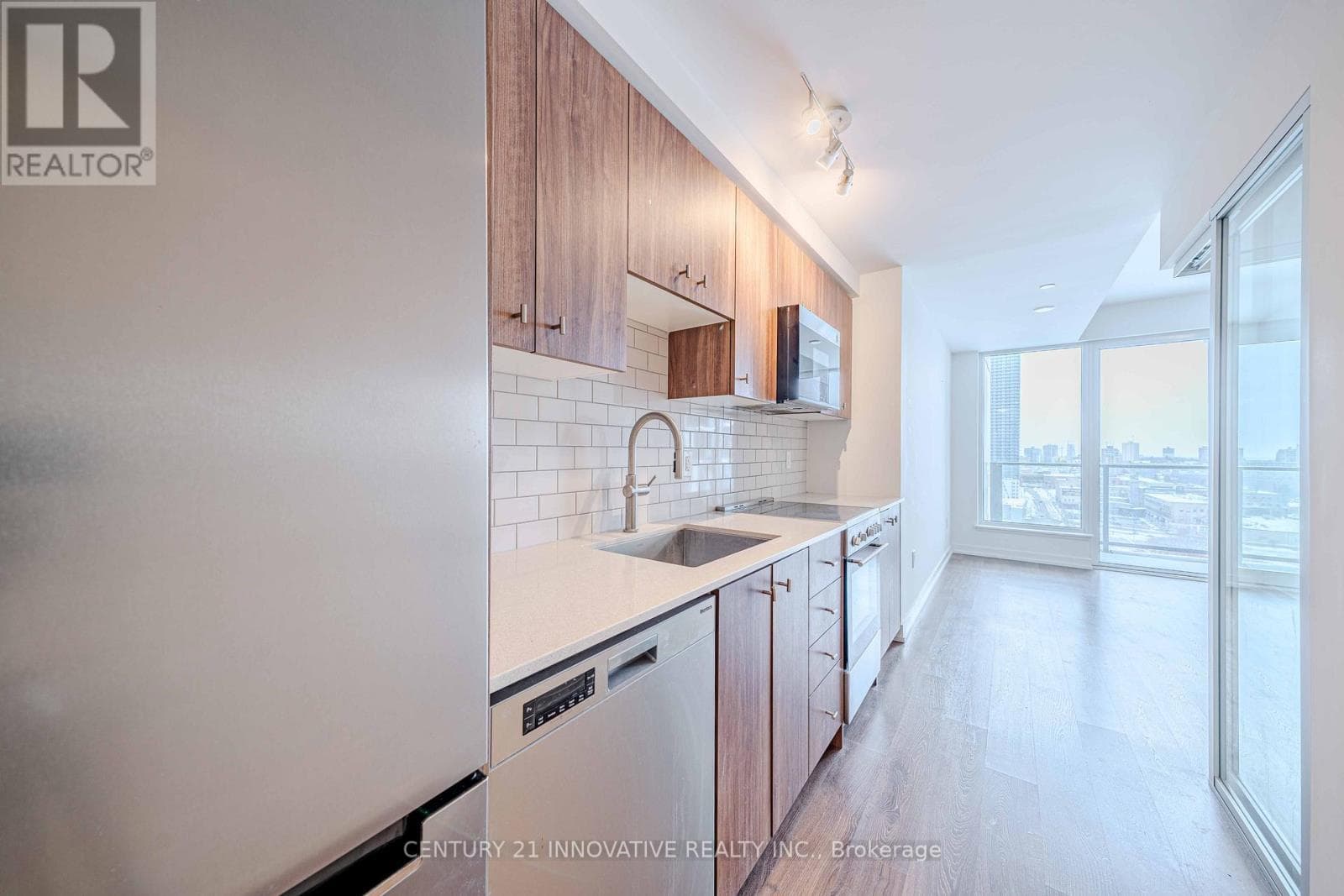 1005 - 15 WELLINGTON STREET S — photo 4