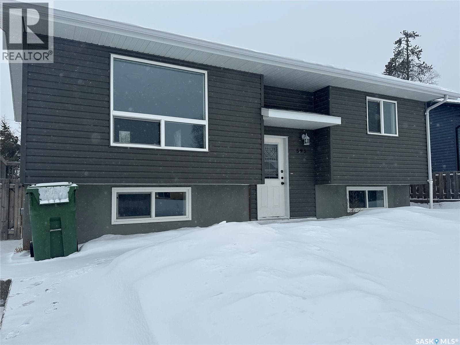 595 Cook CRESCENT in 