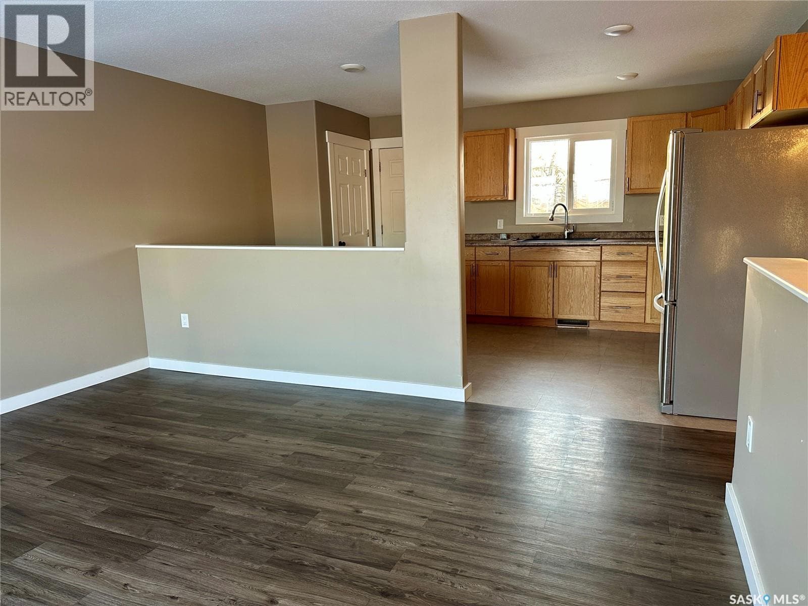 595 Cook CRESCENT — photo 2