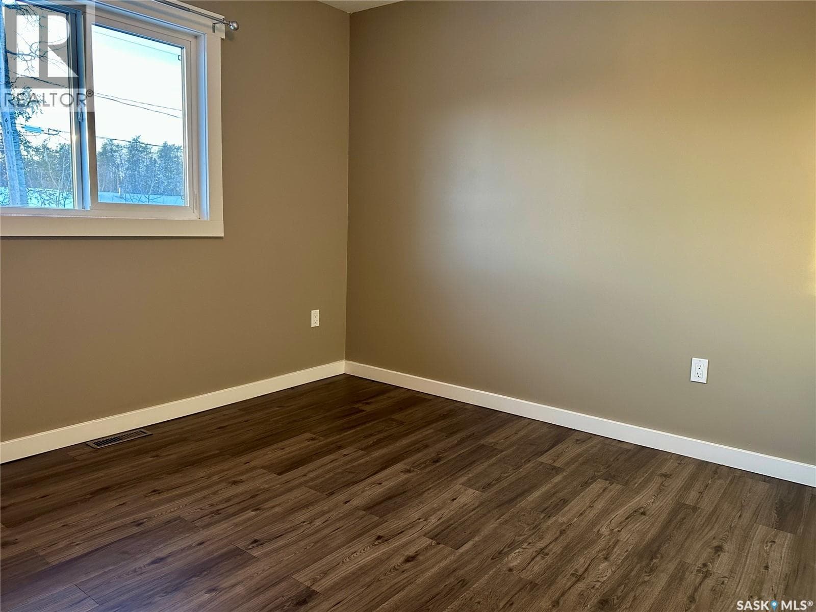 595 Cook CRESCENT — photo 5