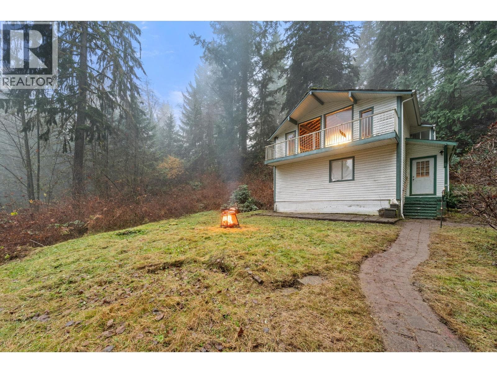 4520 LYNN VALLEY ROAD — photo 3