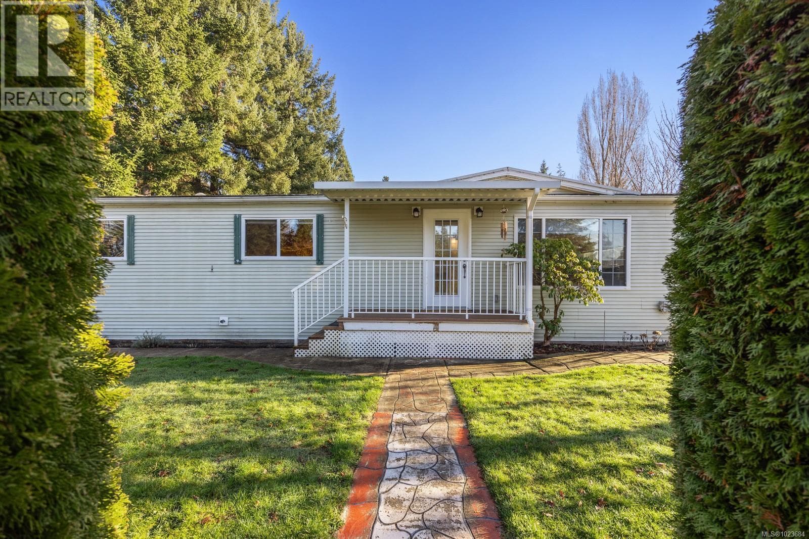 2153 Stadacona Dr — photo 2