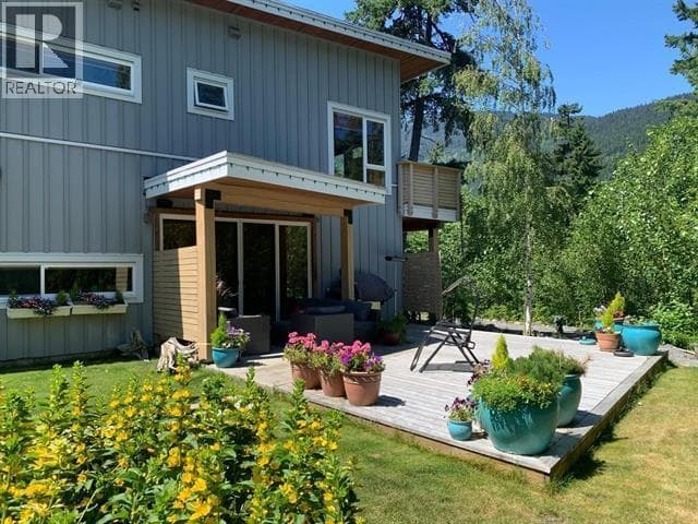 1087 MADELEY PLAZA — photo 3