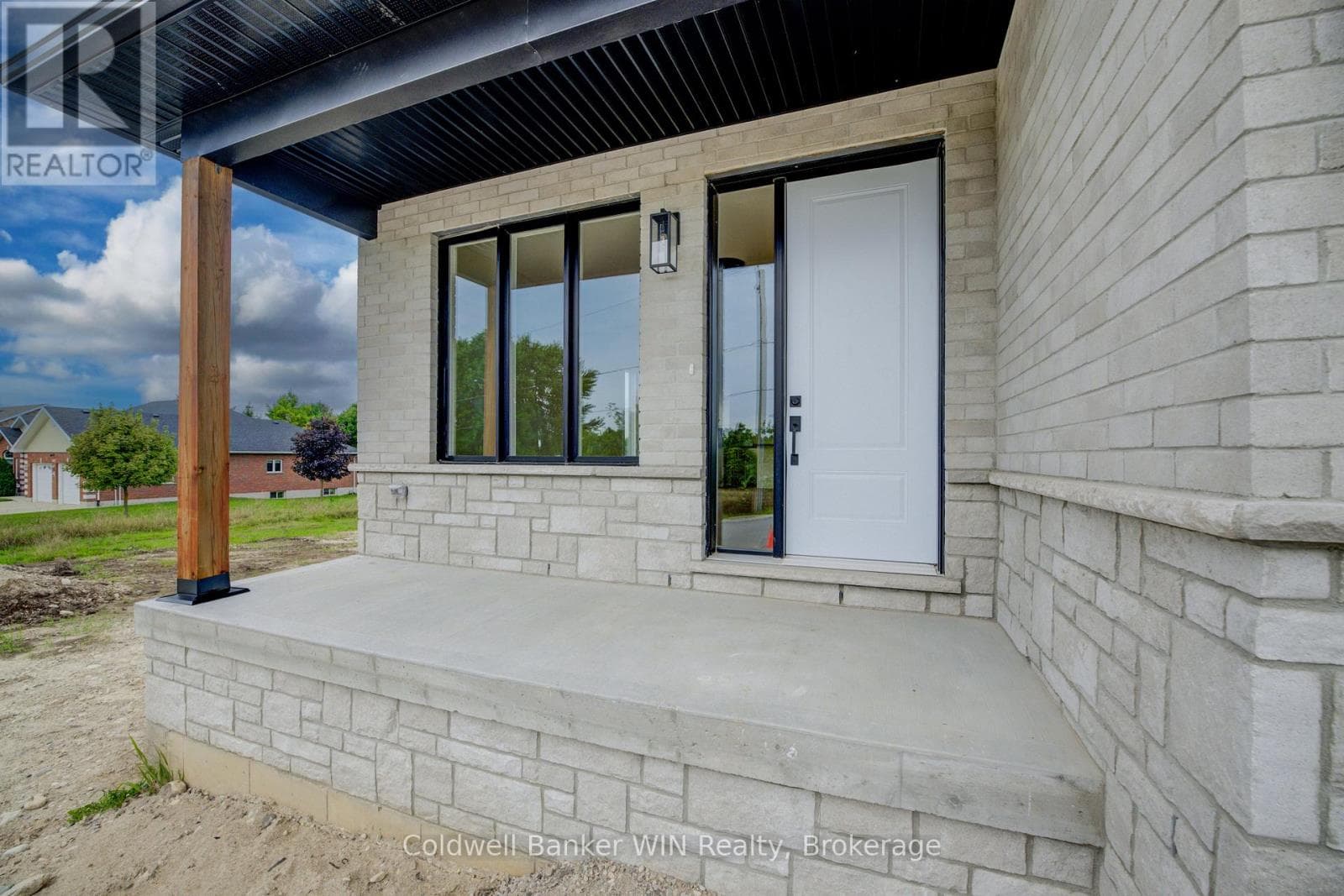 647 MARTIN STREET — photo 2