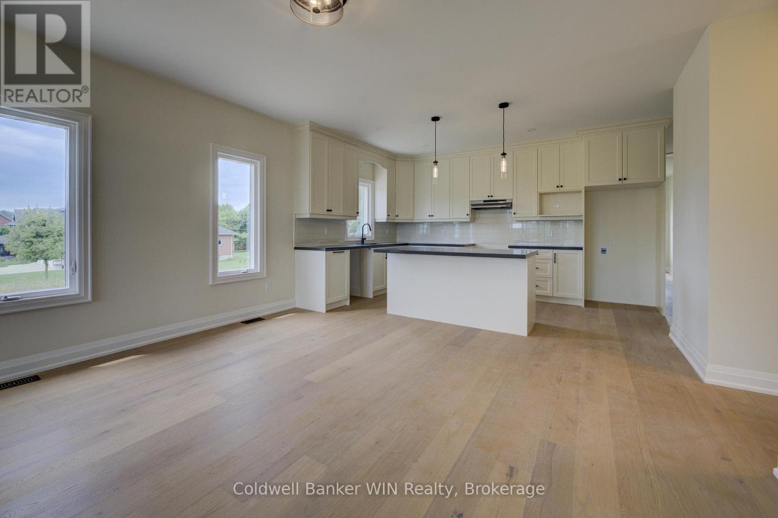 647 MARTIN STREET — photo 5