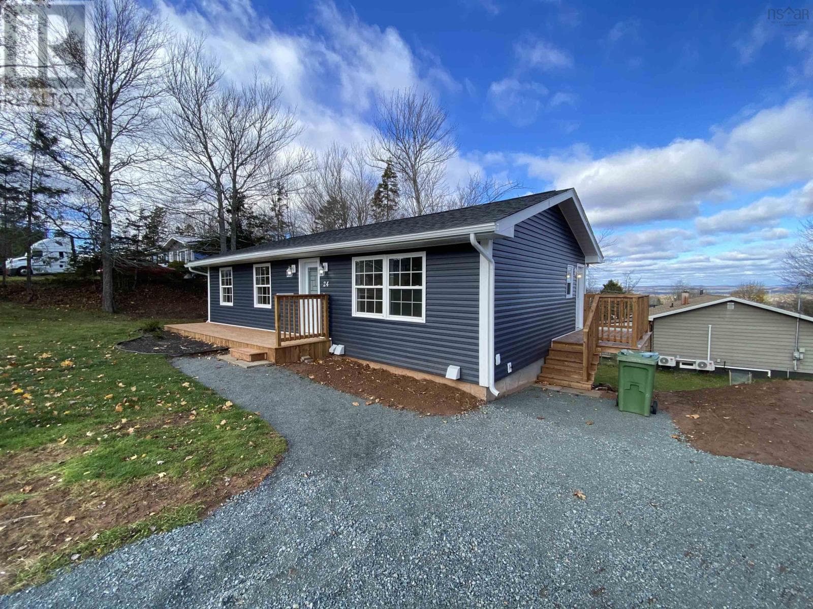 24 MONTERY DRIVE — photo 2