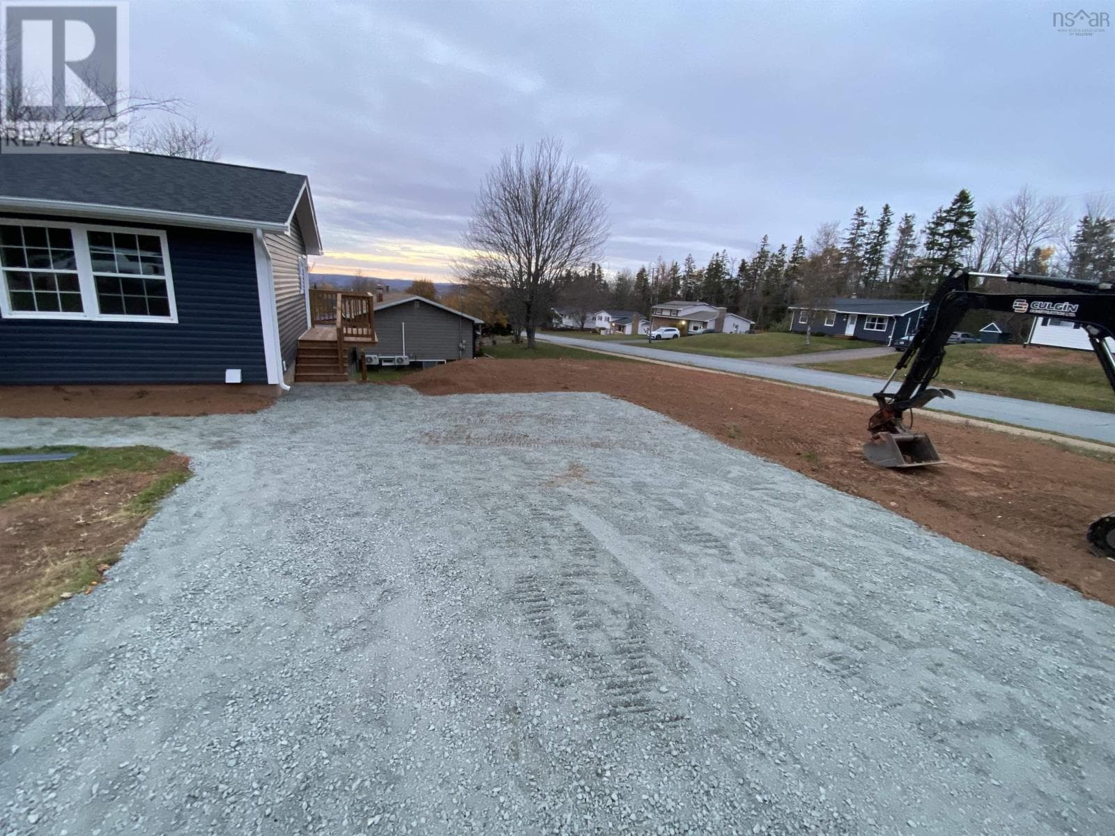 24 MONTERY DRIVE — photo 5