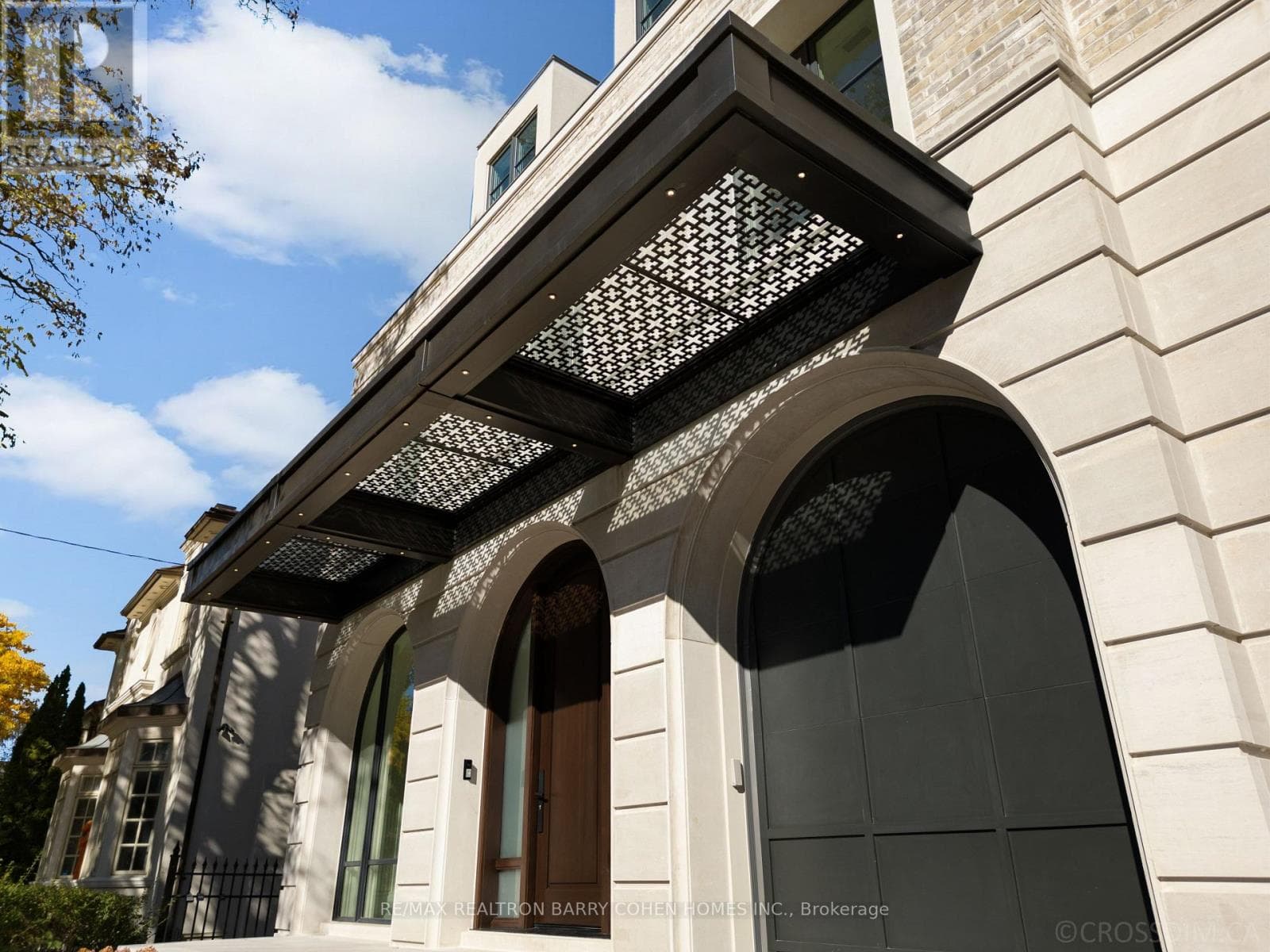 117 YONGE BOULEVARD — photo 4
