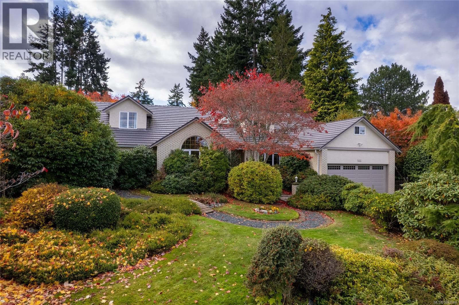566 Crescent Rd W in 