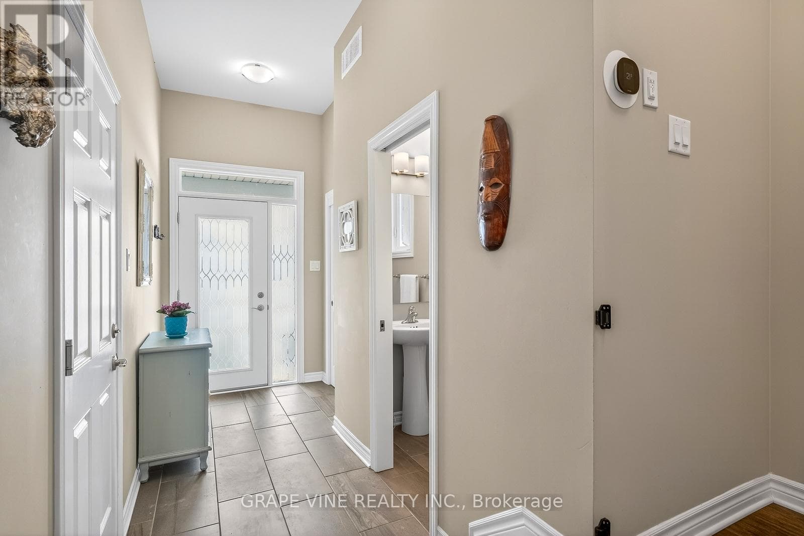 650 FISHER STREET — photo 4