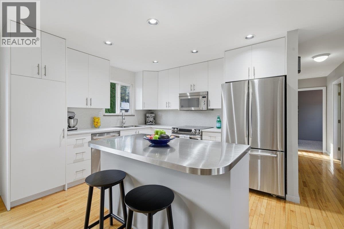 954 LINCOLN AVENUE — photo 3