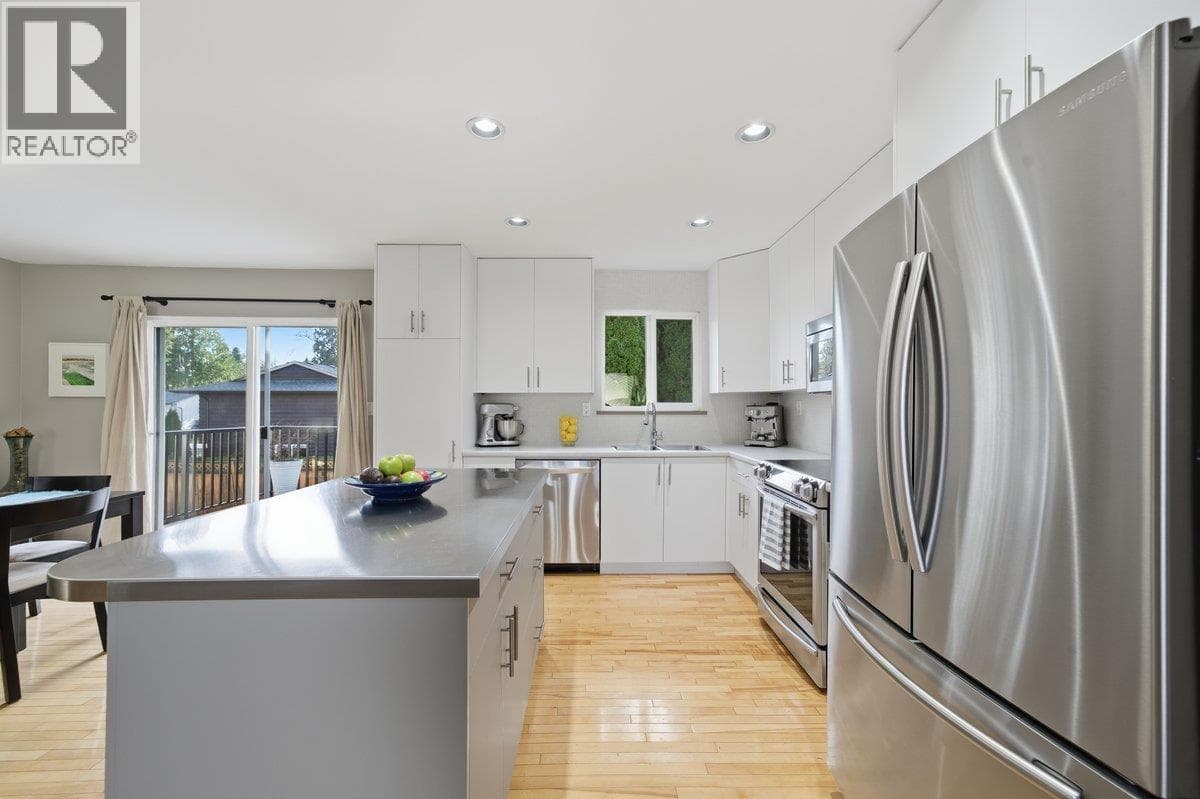 954 LINCOLN AVENUE — photo 4