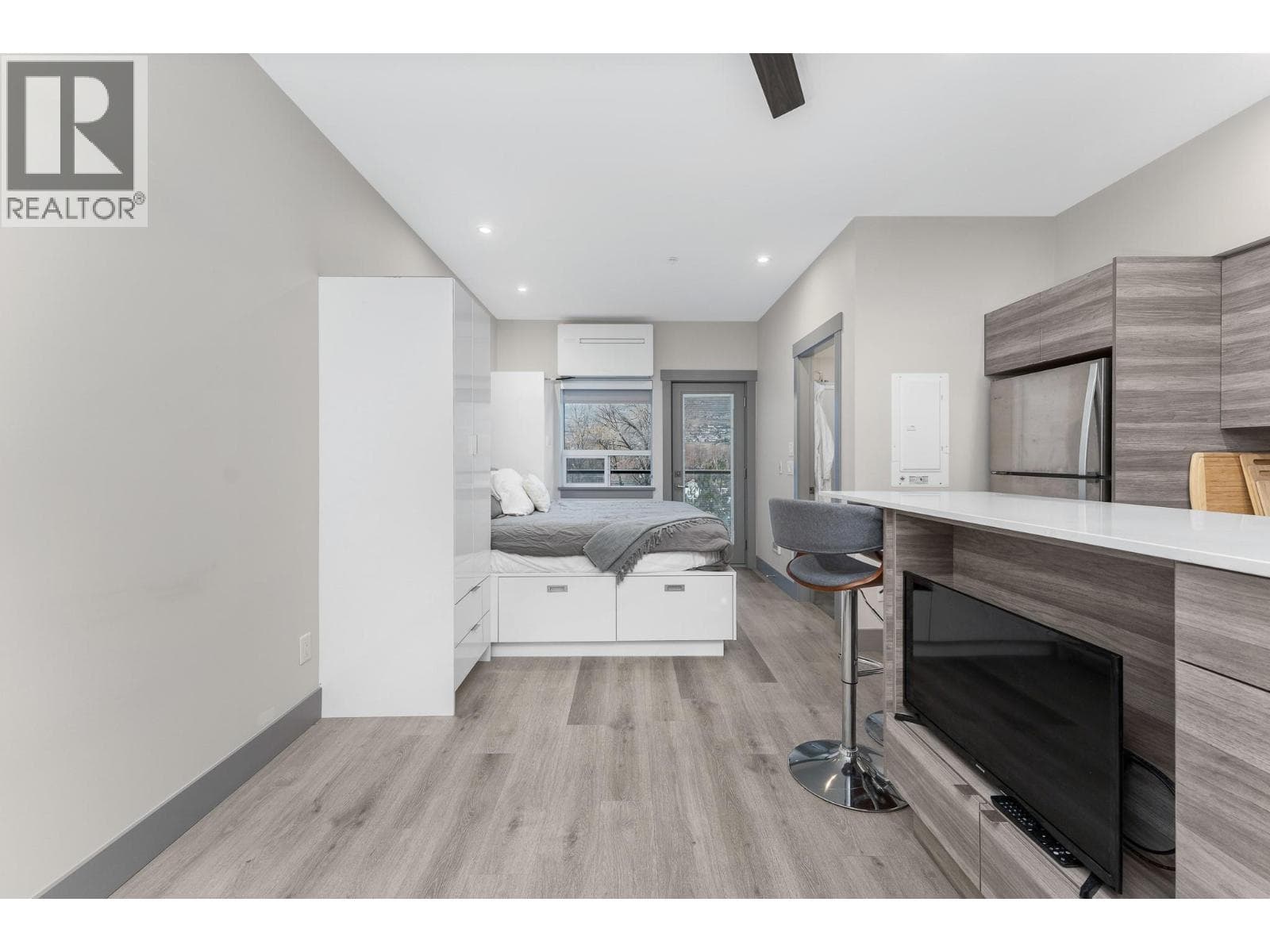2555 LAKESHORE ROAD UNIT 310, Interior REALTORS® — photo 4