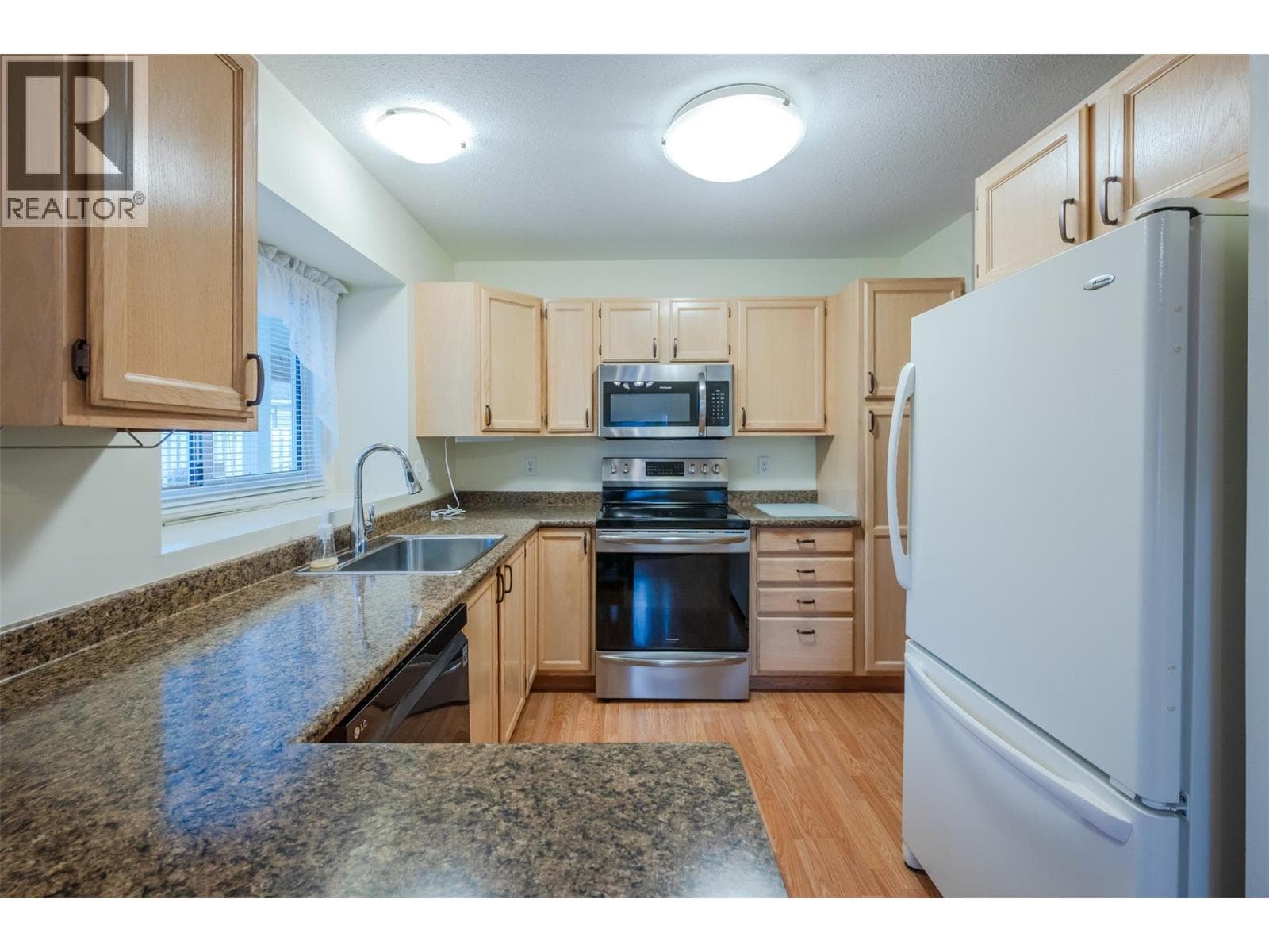 32 Kingfisher Drive, Interior REALTORS® — photo 2