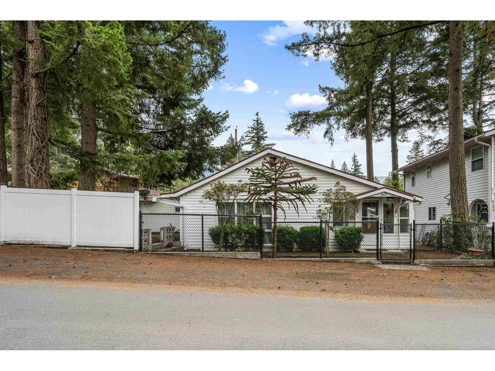 363 PINE STREET CULTUS LAKE NORTH, Chilliwack — photo 2