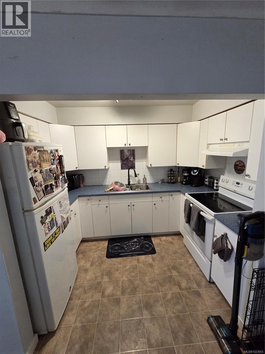 4824 Bute St, Vancouver Island — photo 2