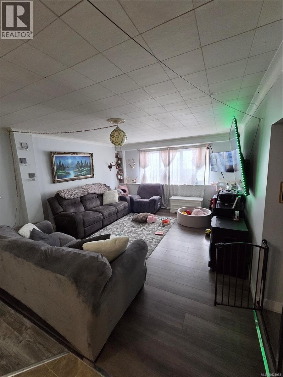 4824 Bute St, Vancouver Island — photo 3