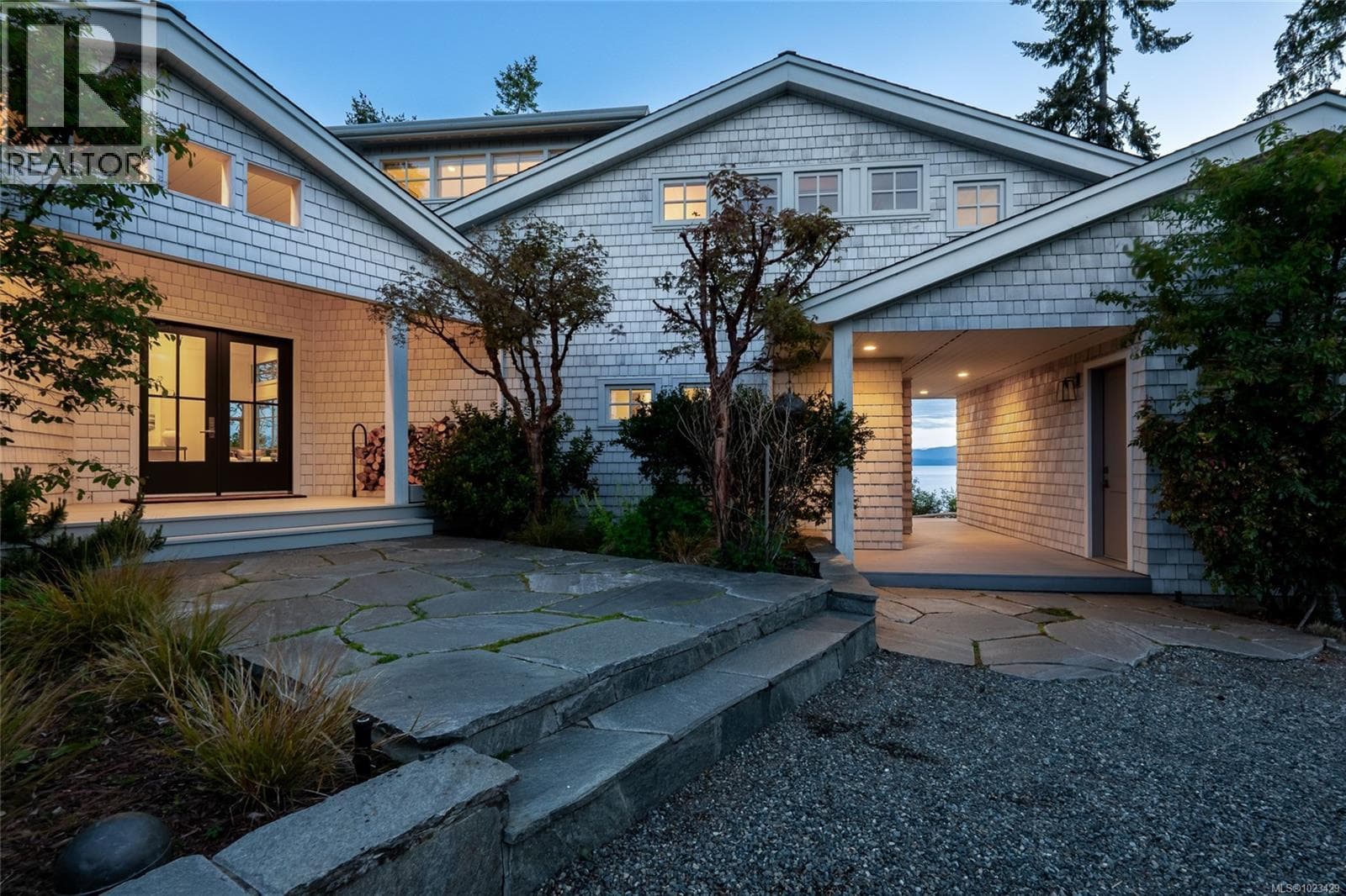 1341 MADRONA DRIVE, Vancouver Island — photo 2