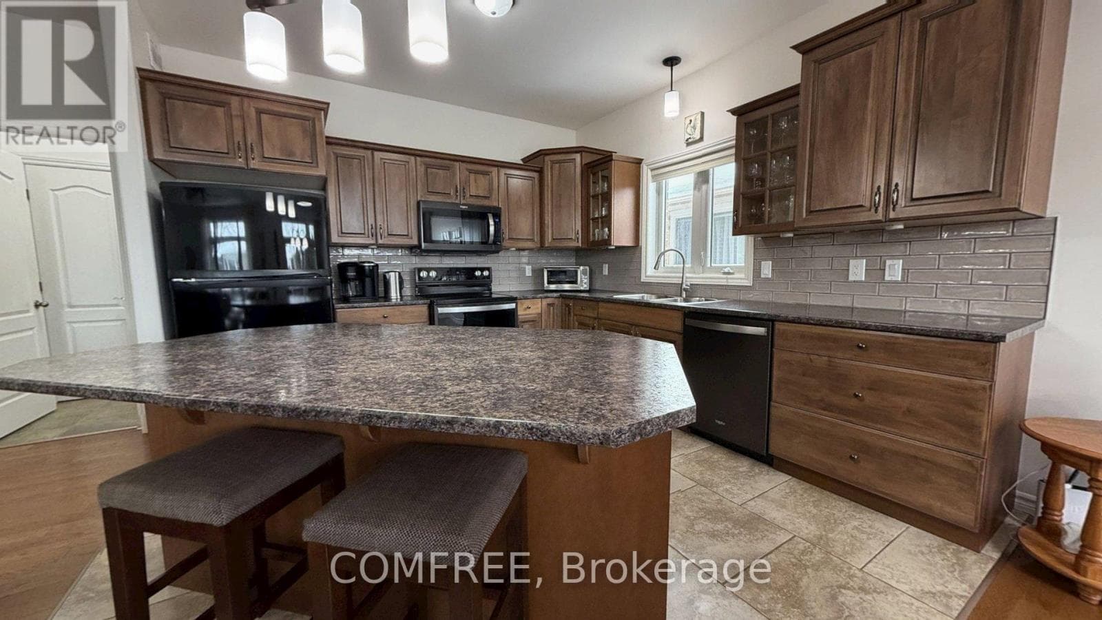31 ESSEX DRIVE, Ottawa — photo 4