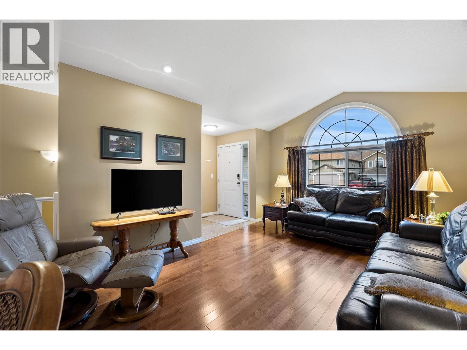 2185 INVERMERE PLAZA, Interior REALTORS® — photo 5