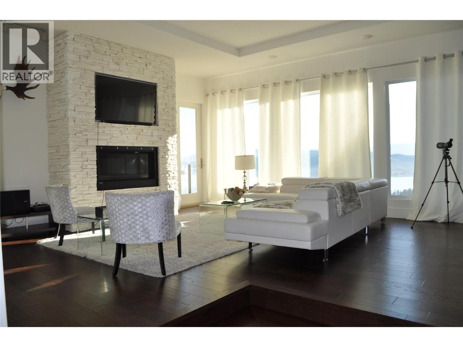 1843 DIAMOND VIEW DRIVE, Interior REALTORS® — photo 2