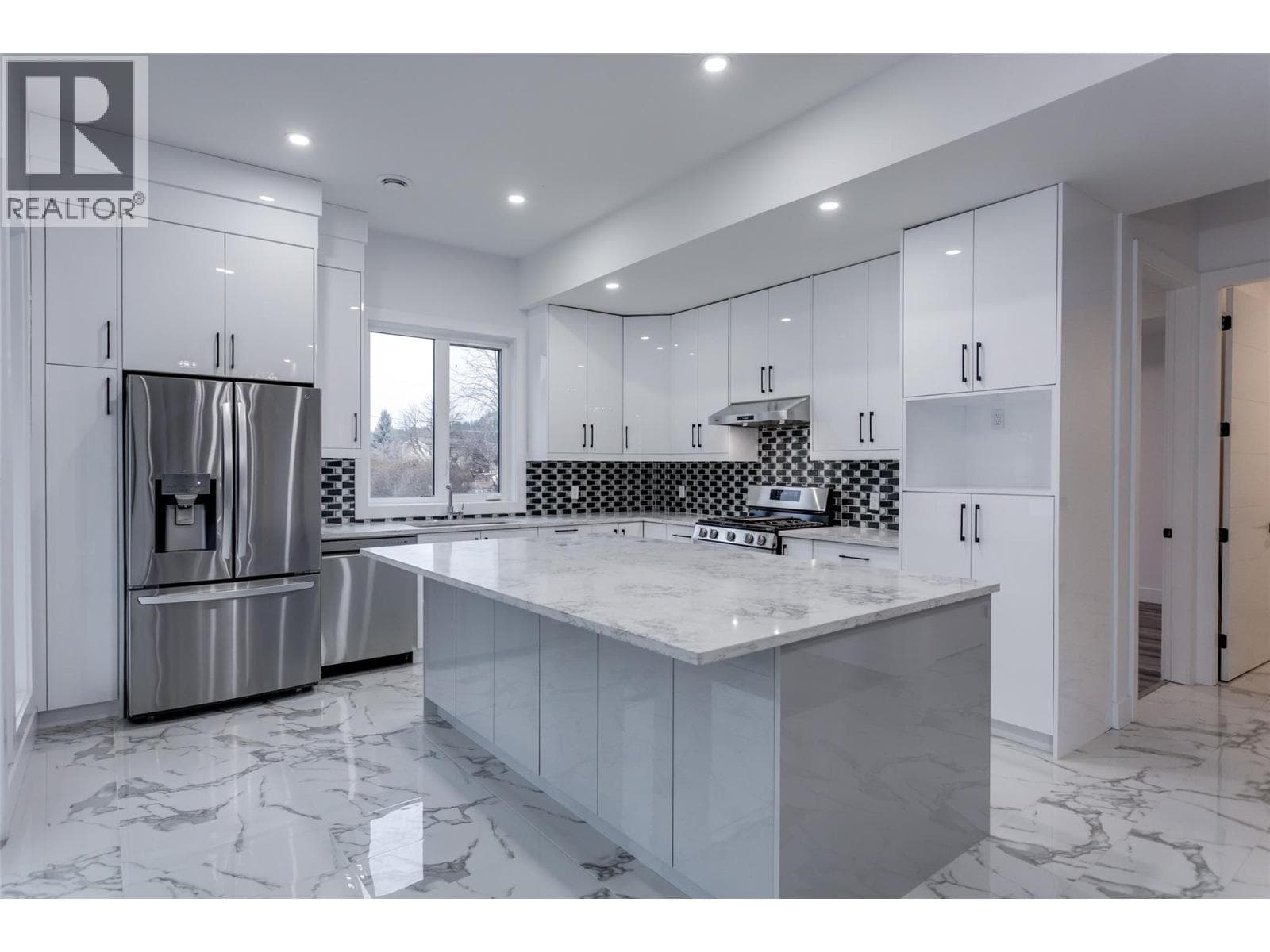 474 SNOWSELL STREET NORTH, Interior REALTORS® — photo 2