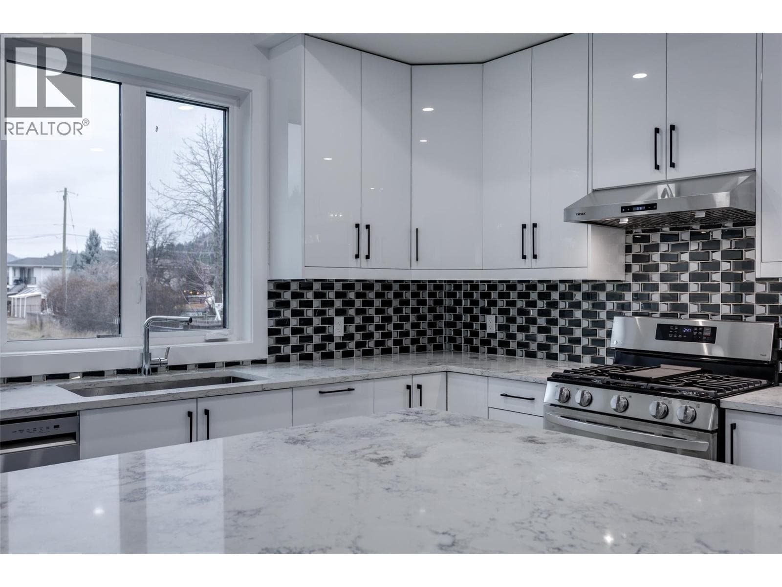 474 SNOWSELL STREET NORTH, Interior REALTORS® — photo 3