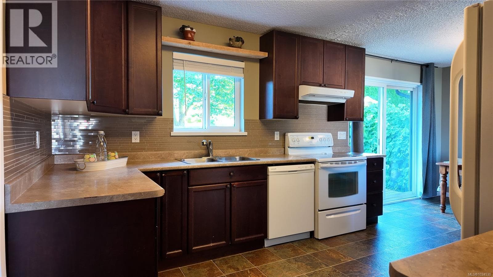 3000 COUNTRY CLOSE, Vancouver Island — photo 2