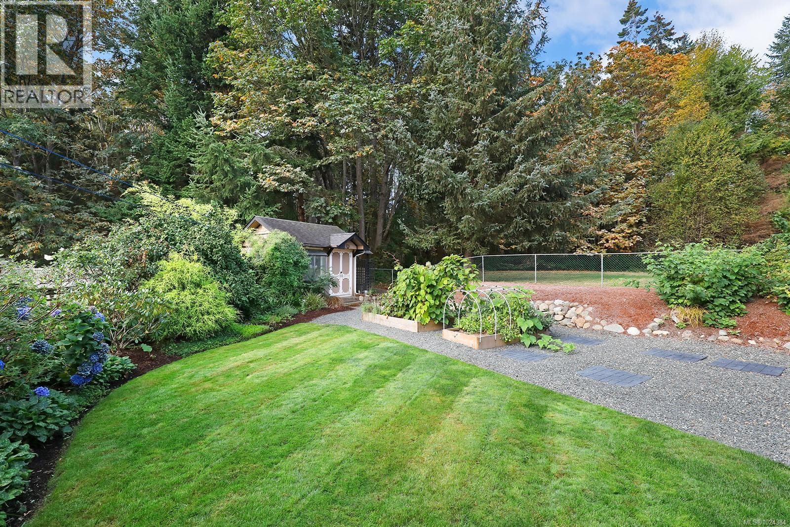 204 Spindrift Rd, Vancouver Island — photo 2