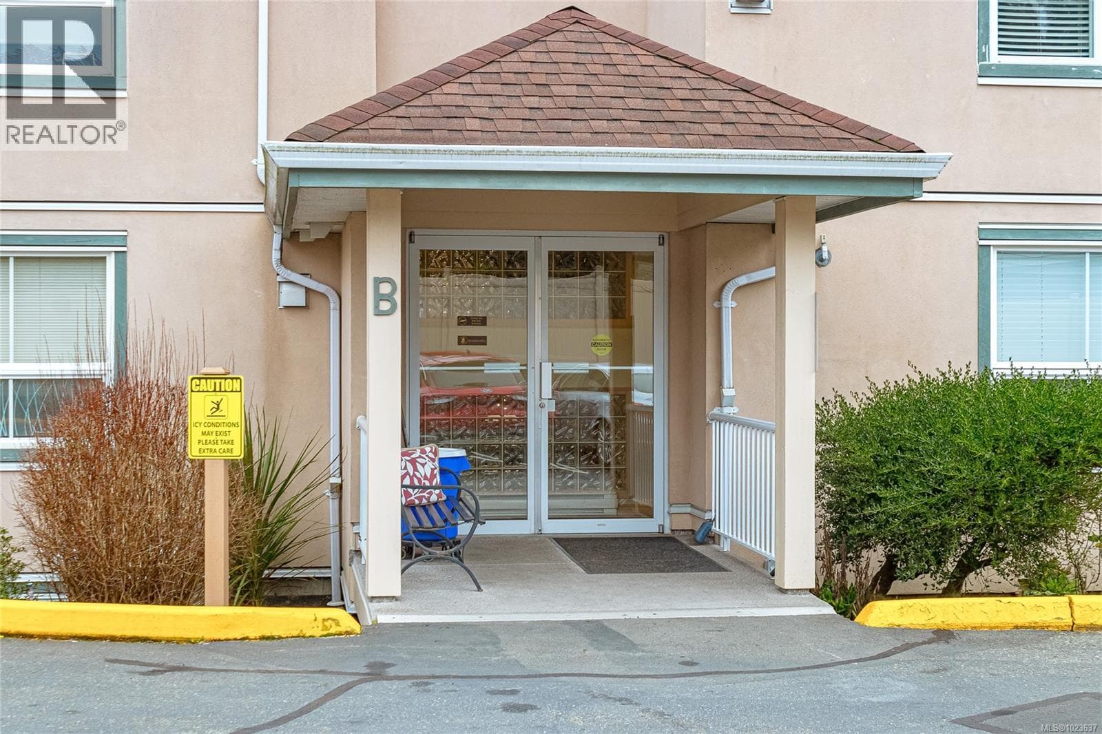 305B 3000 Oak St, Vancouver Island — photo 4