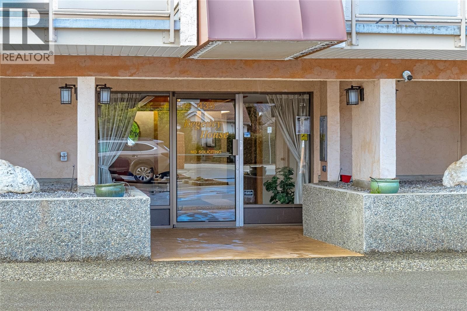 402 435 Festubert St, Vancouver Island — photo 3