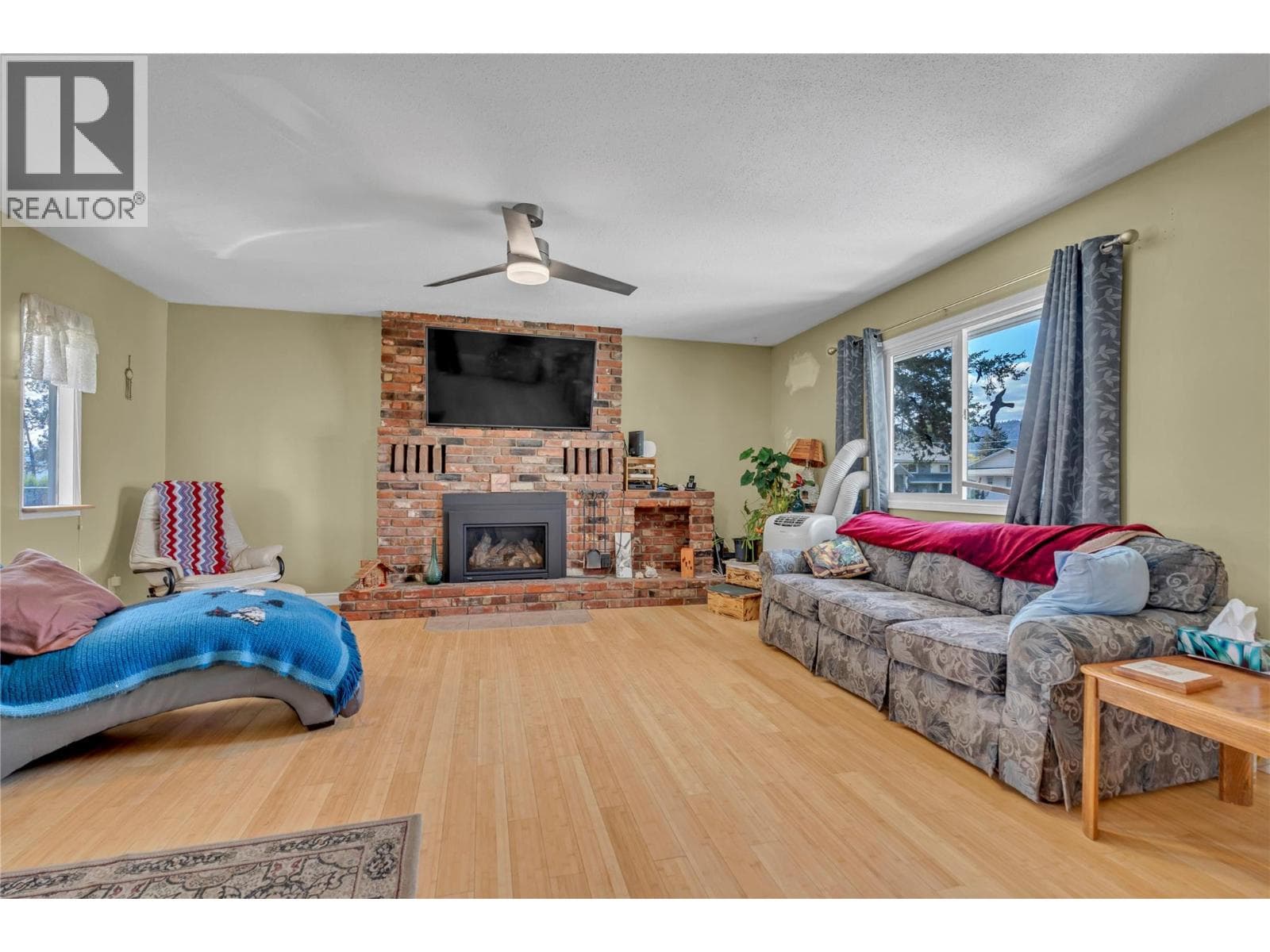 405 GRANT AVENUE, Interior REALTORS® — photo 5