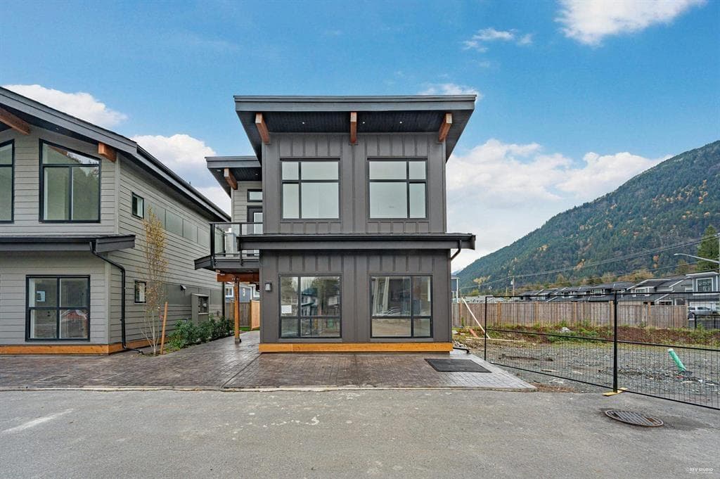 21 798 HOT SPRINGS ROAD, Harrison Hot Springs in 